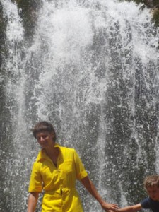 gelb 53 posen vor wasserfall